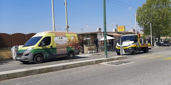 locale commerciale in vendita a Napoli in zona San Carlo all'Arena