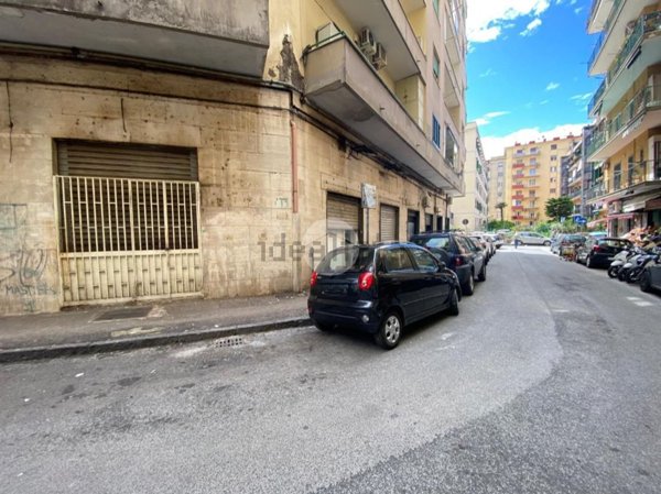 negozio in vendita a Napoli in zona Fuorigrotta