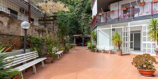 appartamento in vendita a Napoli in zona Chiaia