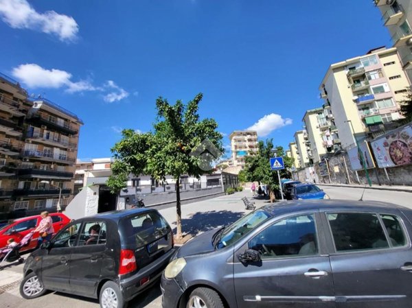 negozio in vendita a Napoli in zona Fuorigrotta