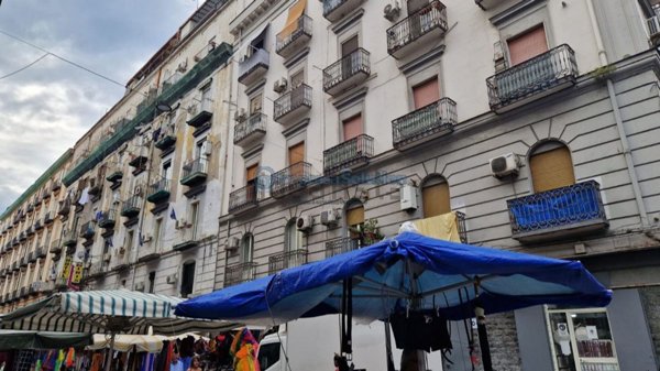 locale commerciale in vendita a Napoli in zona Vicaria