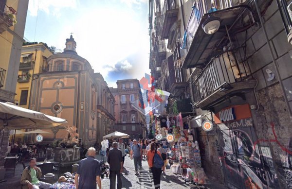 negozio in vendita a Napoli in zona Pendino / San Giuseppe