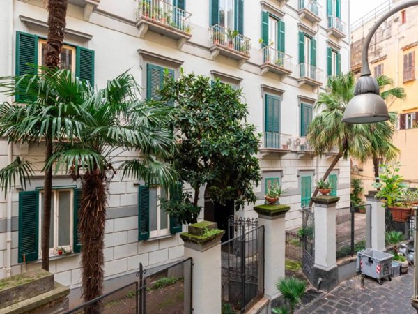 appartamento in vendita a Napoli in zona Chiaia