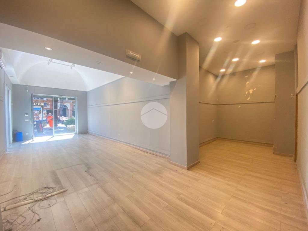 negozio in vendita a Napoli in zona Bagnoli