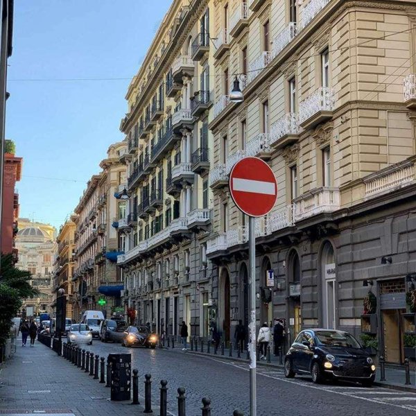 appartamento in vendita a Napoli in zona Chiaia