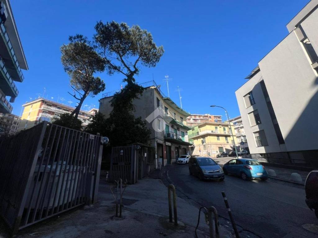 negozio in vendita a Napoli in zona Stella