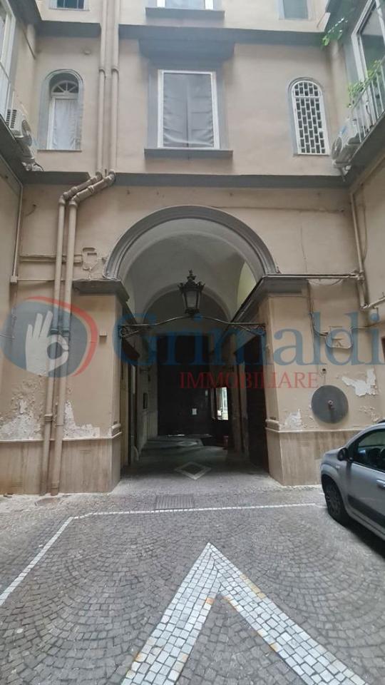 appartamento in vendita a Napoli in zona Chiaia