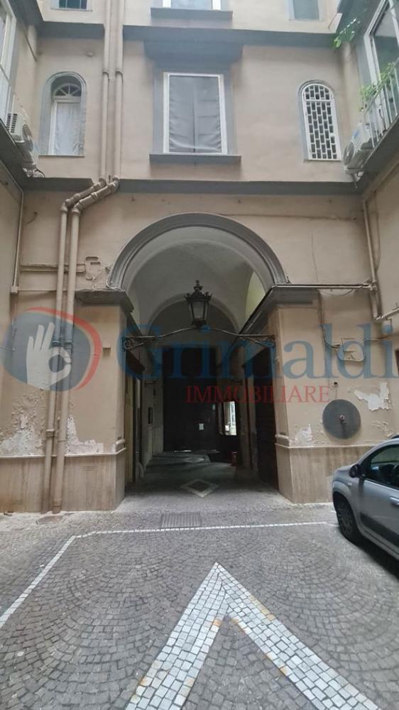 appartamento in vendita a Napoli in zona Chiaia