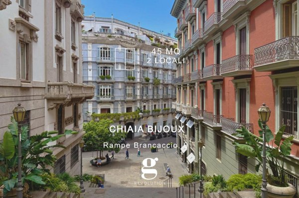appartamento in vendita a Napoli in zona Chiaia