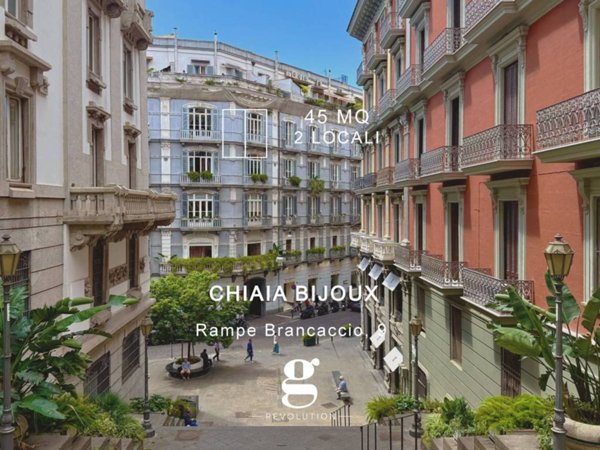 appartamento in vendita a Napoli in zona Chiaia