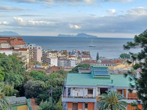appartamento in vendita a Napoli in zona Chiaia