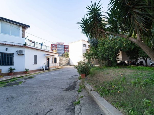 negozio in vendita a Napoli in zona Poggioreale