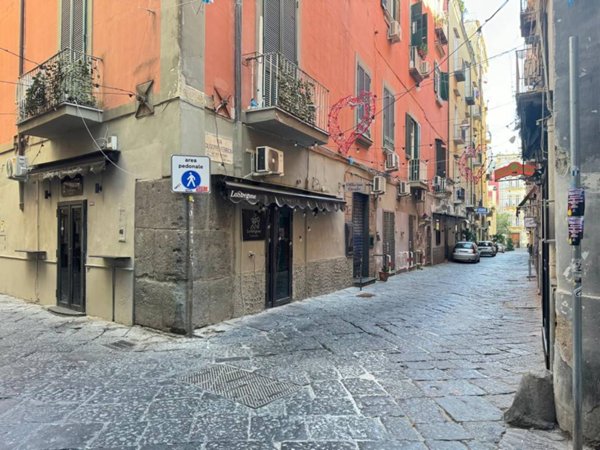 negozio in vendita a Napoli in zona Chiaia