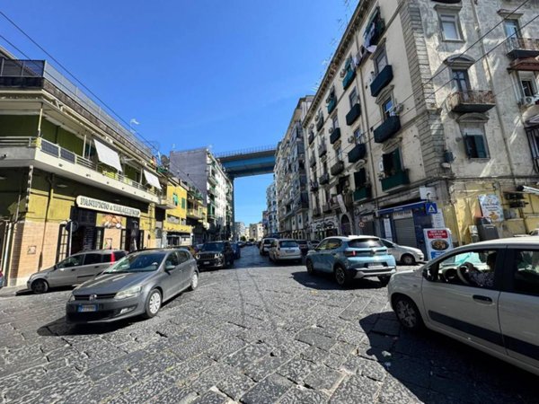 appartamento in vendita a Napoli in zona San Carlo all'Arena