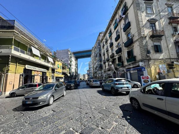 appartamento in vendita a Napoli in zona San Carlo all'Arena