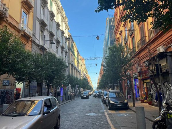 negozio in vendita a Napoli in zona Pendino / San Giuseppe