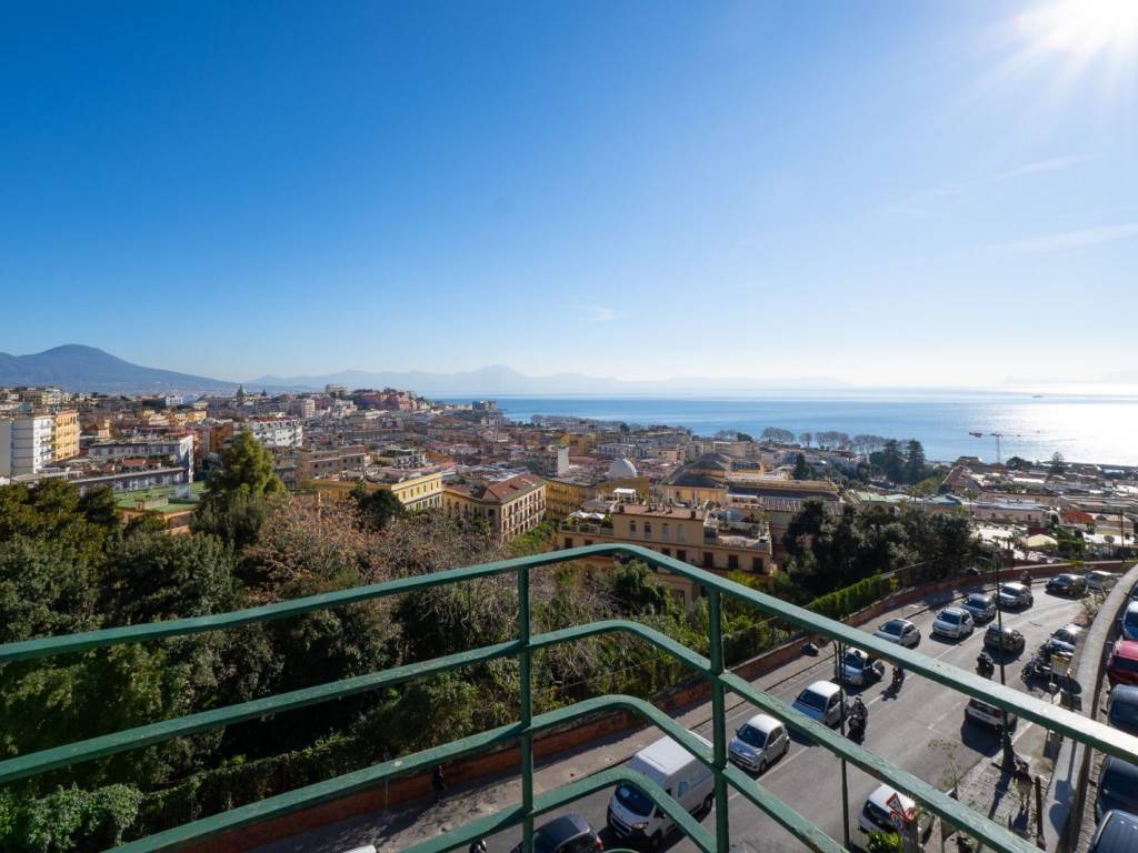 appartamento in vendita a Napoli in zona Chiaia