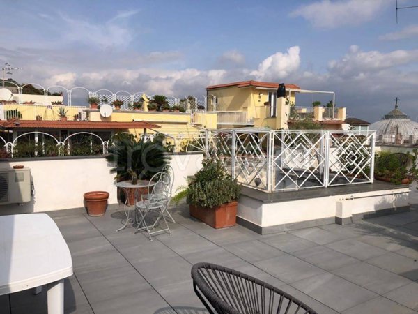 appartamento in vendita a Napoli in zona Chiaia