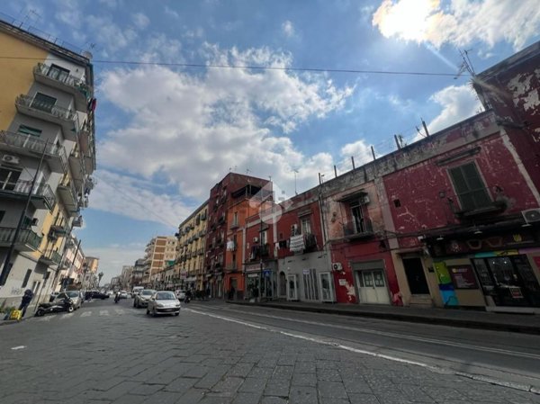 locale commerciale in vendita a Napoli in zona Vicaria