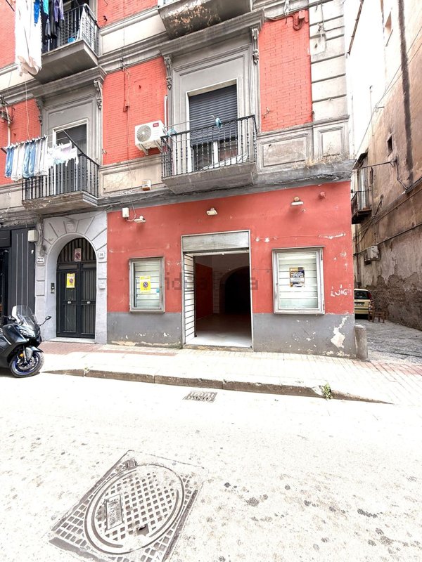 locale commerciale in vendita a Napoli in zona Secondigliano
