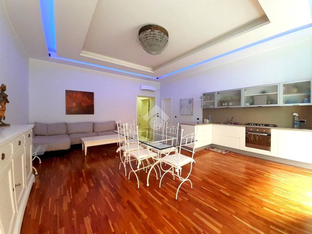 appartamento in vendita a Napoli in zona Chiaia
