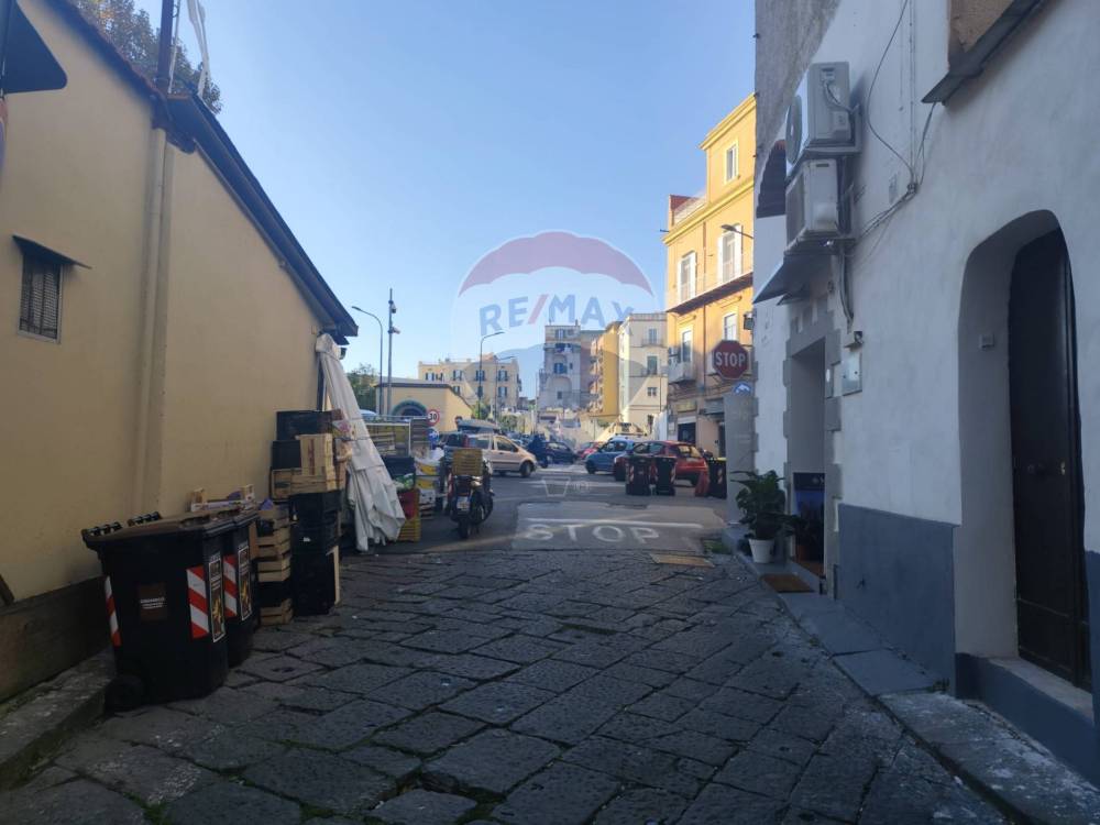 locale commerciale in vendita a Napoli