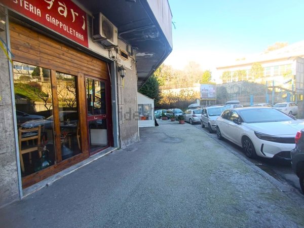 locale commerciale in vendita a Napoli