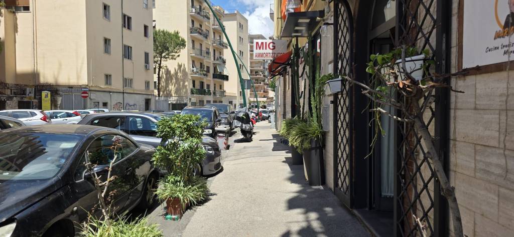 negozio in vendita a Napoli in zona Fuorigrotta