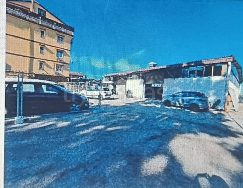 locale commerciale in vendita a Napoli in zona Pendino / San Giuseppe