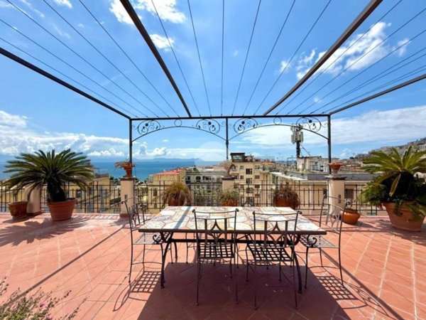 appartamento in vendita a Napoli in zona Chiaia