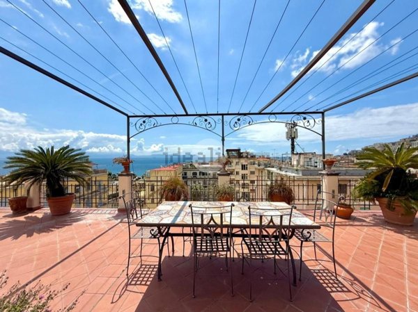 appartamento in vendita a Napoli in zona Chiaia