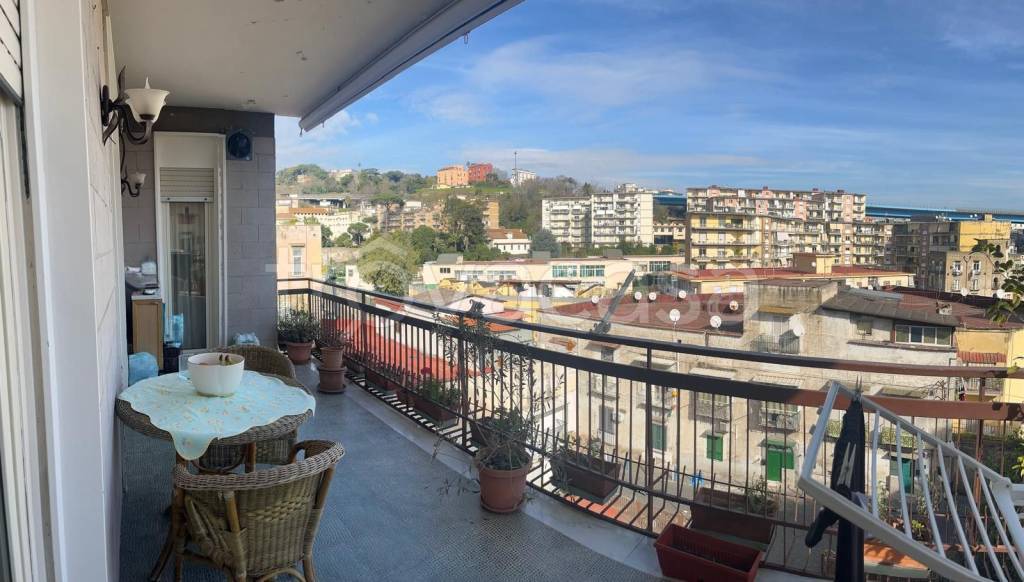 appartamento in vendita a Napoli in zona San Carlo all'Arena