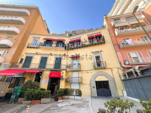appartamento in vendita a Napoli in zona Chiaia