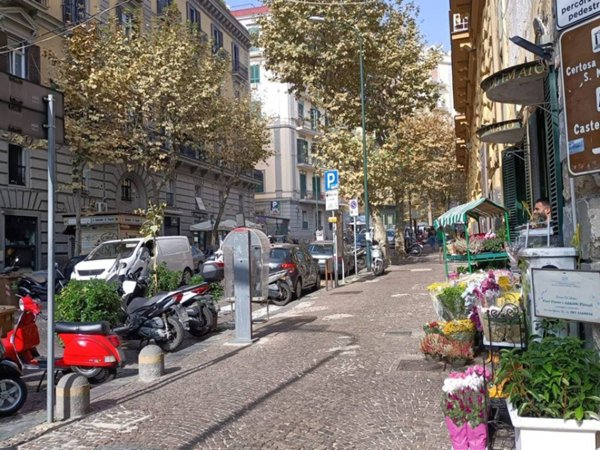 locale commerciale in vendita a Napoli in zona Vomero