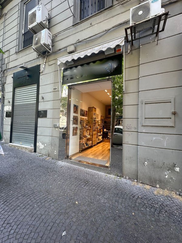 locale commerciale in vendita a Napoli in zona Vomero