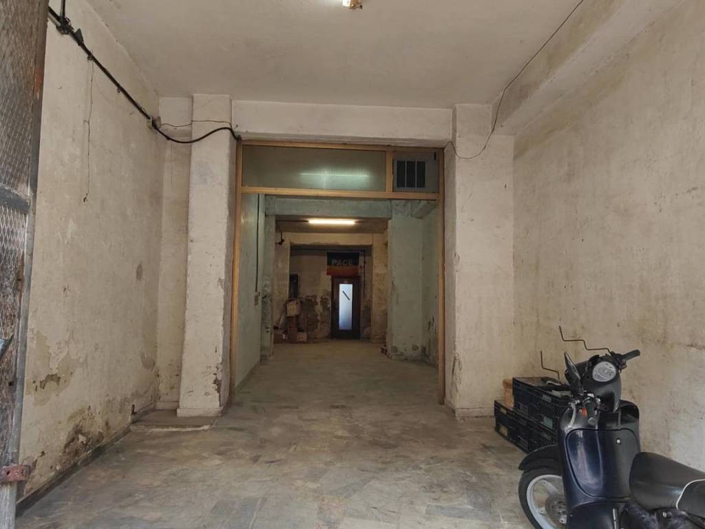 negozio in vendita a Napoli in zona Capodichino