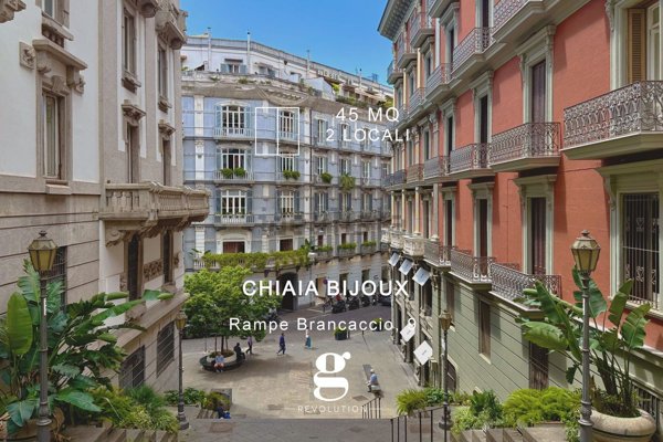 appartamento in vendita a Napoli in zona Chiaia