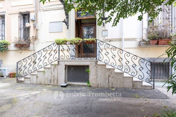 appartamento in vendita a Napoli in zona Chiaia