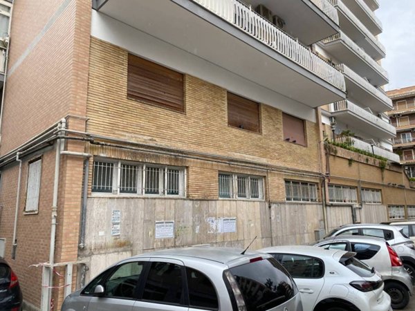 locale commerciale in vendita a Napoli in zona Fuorigrotta