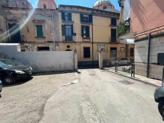 locale commerciale in vendita a Napoli in zona San Giovanni a Teduccio