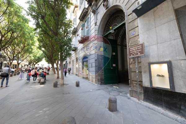 appartamento in vendita a Napoli in zona Chiaia