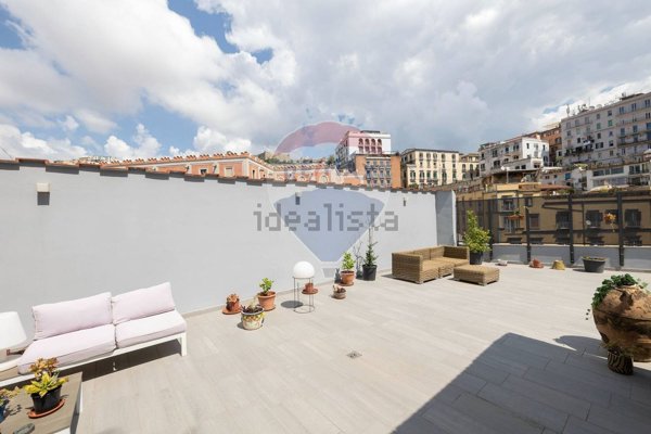 appartamento in vendita a Napoli in zona Chiaia