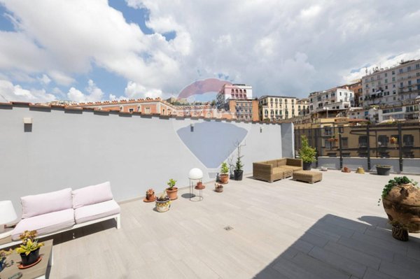 appartamento in vendita a Napoli in zona Chiaia