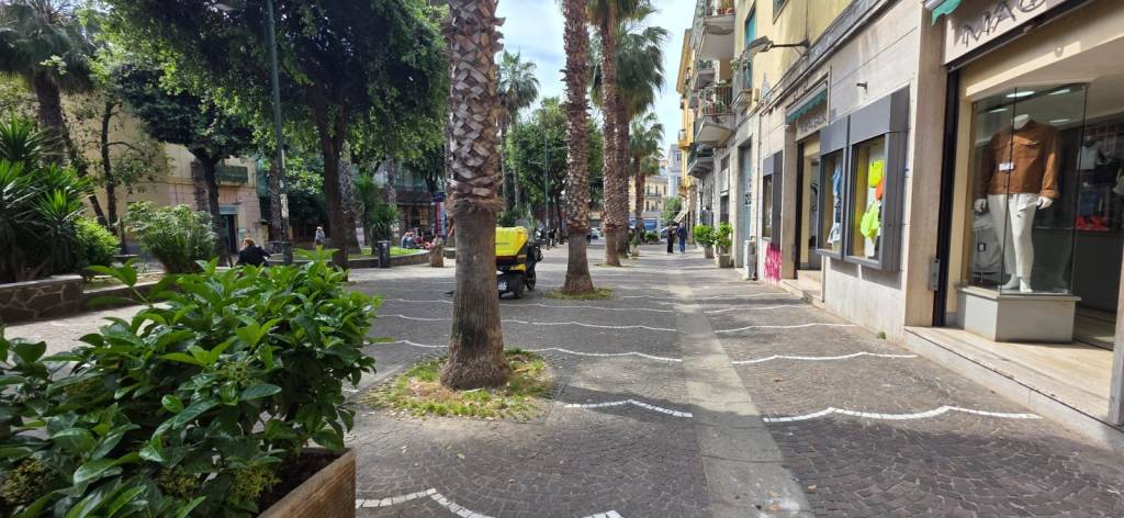 negozio in vendita a Napoli in zona Bagnoli