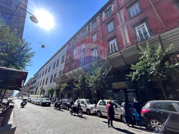 locale commerciale in vendita a Napoli in zona Pendino / San Giuseppe