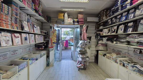 locale commerciale in vendita a Napoli in zona Vomero