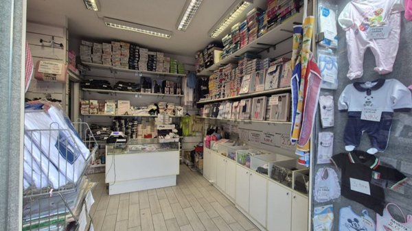 locale commerciale in vendita a Napoli in zona Vomero