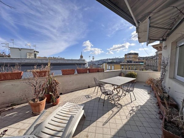 appartamento in vendita a Napoli in zona Chiaia