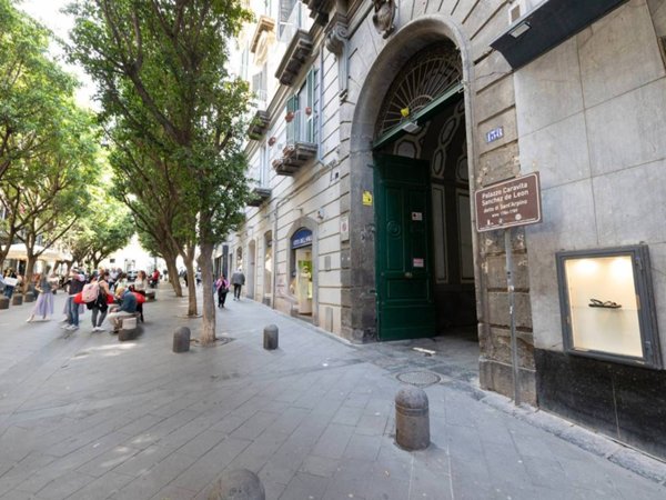 appartamento in vendita a Napoli in zona Chiaia