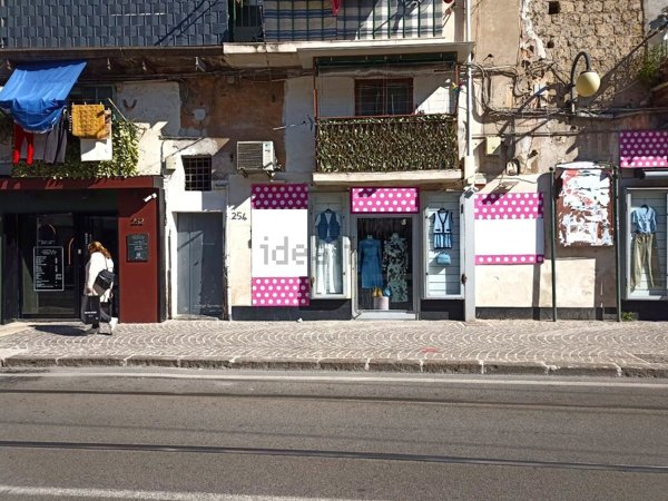 locale commerciale in vendita a Napoli in zona Barra